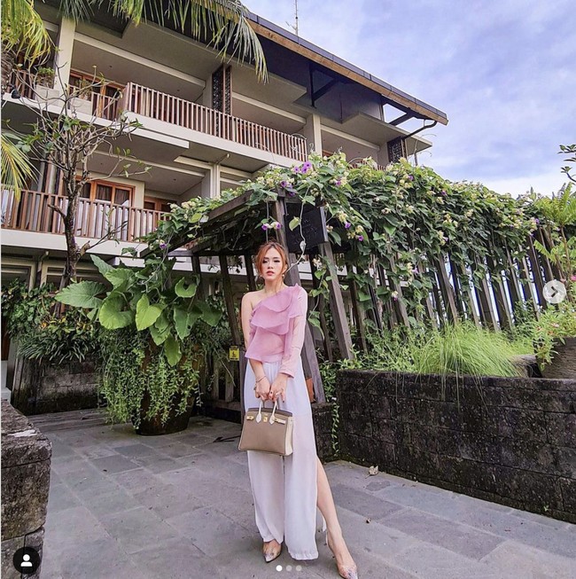 Jessica Forrester yang tinggal di Bali bersama putrinya kerap mengunggah #ootd dengan brand lokal. Gayanya tetap mewah dengan menenteng tas Hermes andalannya. Foto: Dok. Instagram @jessicaforresterr