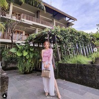 Jessica Forrester yang tinggal di Bali bersama putrinya kerap mengunggah #ootd dengan brand lokal. Gayanya tetap mewah dengan menenteng tas Hermes andalannya. Foto: Dok. Instagram @jessicaforresterr