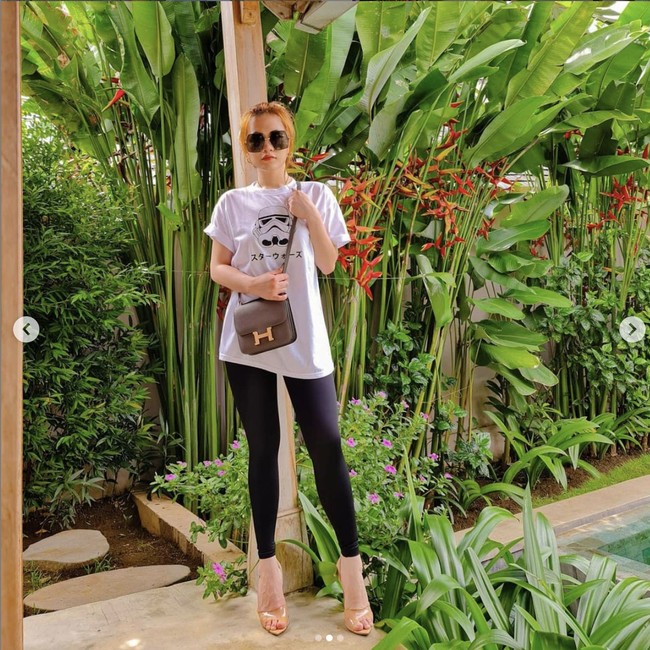 Inilah gaya mewah Jessica Forrester, selebgram yang memiliki lebih dari 156 ribu pengikut di Instagram. Jessica kerap tampil menenteng tas mewah merek Hermes. Foto: Dok. Instagram @jessicaforresterr