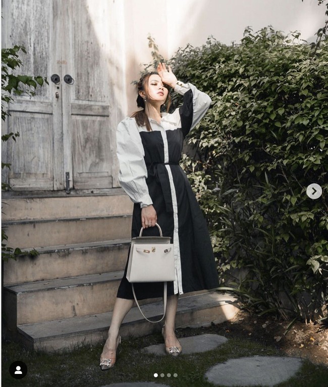 Jessica Forrester biasanya mengunggah foto penampilannya menenteng tas Hermes saat mengenakan busana yang dipromosikannya. Seperti pada unggahan terakhirnya sebelum ditangkap karena narkoba ini, Jessica memakai busana monokrom dari sebuah brand lokal sambil membawa tas Hermes Kelly berwarna putih. Foto: Dok. Instagram @jessicaforresterr