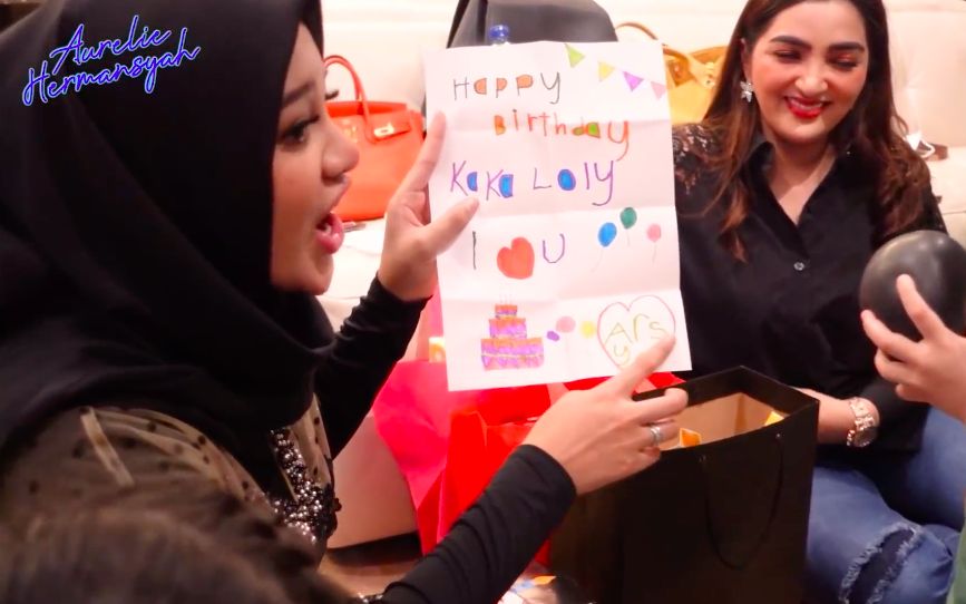 Kado Aurelie Hermansyah