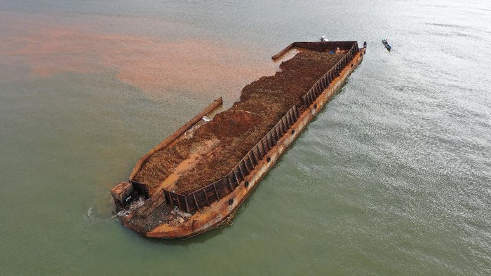 KAPAL TONGKANG NIKEL TERDAMPAR DI KONAWE Sebuah kapal tongkang berisi nikel dalam kondisi nyaris terbalik di bibir Pantai Batu Gong, Konawe, Sulawesi Tenggara, Selasa (13/7/2021). Hal tersebut terjadi karena diduga tali kapal tongkang putus saat dihantam ombak besar disertai angin kencang tidak jauh dari pubrik pemurnikaan nikel VDNI, sementara pemilik kapal tongkang yang mengakibatkan pencemaran di wilayah tersebut belum diketahui identitasnya. ANTARA FOTO/Jojon/aww.