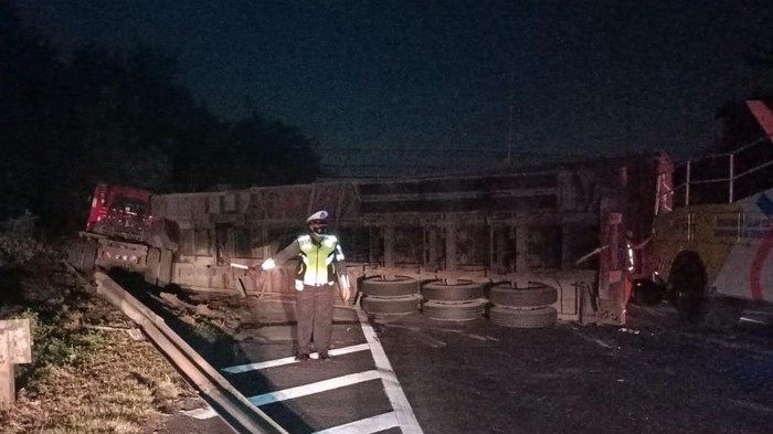 Terjadi sebuah kecelakaan kontainer menimpa sebuah mobil di Tol Satelit arah Tanjung Perak. Pengemudi mobil tewas di lokasi kejadian.