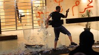 Massa menghancurkan jendela rumah Mohamed Fahmy dan mencoret-coret temboknya. AP Photo/Hussein Malla  