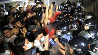 Warga marah karena hingga hampir satu tahun, tidak ada pejabat senior yang dimintai pertanggungjawaban. AP Photo/Hussein Malla  