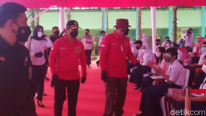 Kepala BIN dan Menkes Tinjau Vaksinasi COVID.