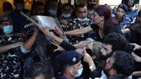 Keluarga korban ledakan besar di pelabuhan Beirut, bentrok dengan polisi anti huru hara ketika mereka mencoba menyerbu rumah sementara Menteri Dalam Negeri Mohamed Fehmi, di Beirut, Lebanon, Selasa, 13 Juli 2021. AP Photo/Bilal Hussein  