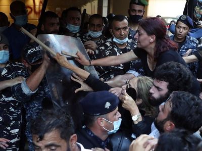 Keluarga Korban Ledakan Beirut Serbu Rumah Mendagri Libanon