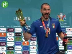 Video: Italia Juara, Bonucci Tenggak Heineken & Coca-Cola