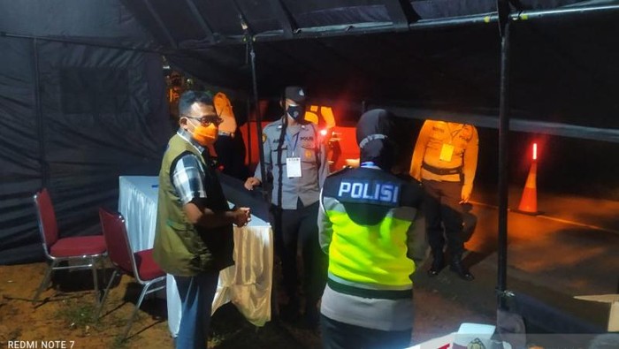 Mantan Sekda Tanjungpinang Riono, yang juga anggota Satgas Penanganan COVID-19 memantau pelaksanaan PPKM Darurat (ANTARA/Nikolas Panama)
