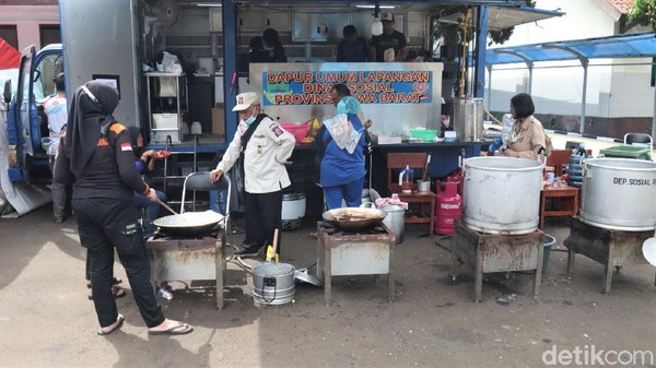 Melihat Aktivitas di Dapur Umum Wyata Guna Usai Dimarahi Risma