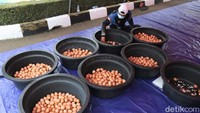 Hari ini, Rabu (14/7/2021), detikcom kembali lagi ke Wyata Guna untuk melihat aktivitas dapur umum yang hari kemarin dievaluasi oleh Risma. 