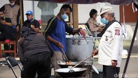 Kepala Wyata Guna Sudarsono mengatakan ada sekitar 37 orang relawan Tagana yang dibagi tugas menjadi tiga shift dan sekitar 40 ASN Kemensos yang bertugas di dapur umum. 