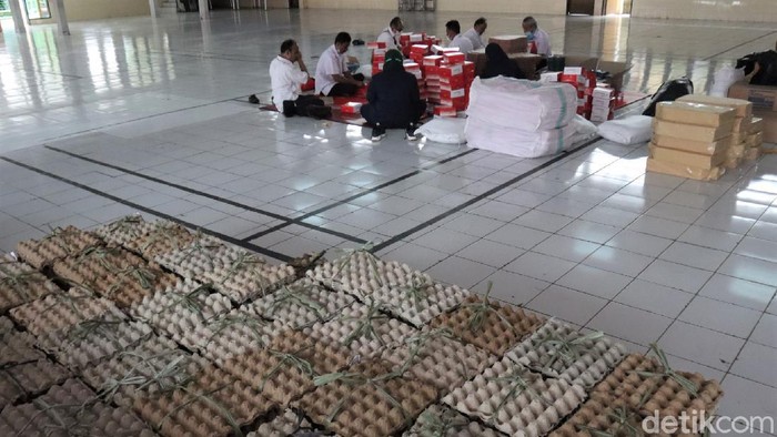 Melihat Aktivitas di Dapur Umum Wyata Guna Usai Dimarahi Risma Mensos Tri Rismaharini sempat marah-marah karena melihat ASN tak sigap jalankan tugas di Balai Wyata Guna, Kota Bandung. Bagaimana aktivitas di sana hari ini?