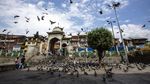Memberi Makan Ratusan Merpati di Masjid Muslim Kashmir