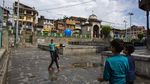 Memberi Makan Ratusan Merpati di Masjid Muslim Kashmir