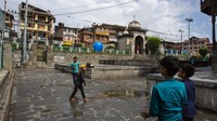 Meski demikian, masjid Muslim di Srinagar, Kashmir, ikut terdampak pandemi COVID-19 dengan berkurangnya jumlah pengunjung.