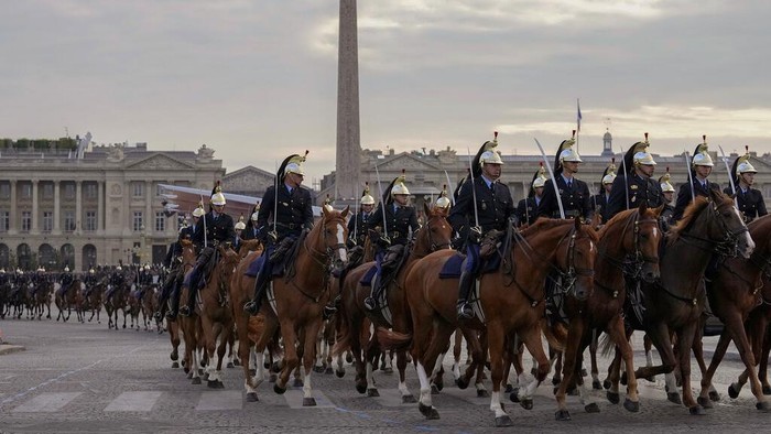 Menengok Persiapan Parade Bastille Day Prancis French Air Force Patrouille de France perform during a rehearsal for the Bastille Day parade in Paris, Monday, July 12, 2021. Bastille Day is the French national holiday that commemorates the beginning of the French Revolution on July 14, 1789. (AP Photo/Lewis Joly)