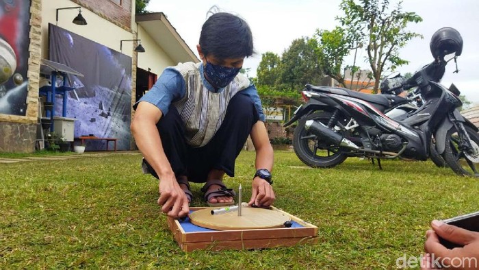 Menengok Proses Penentuan Arah Kiblat di Lembang Matahari akan kembali melintas tepat di atas Ka'bah pada Rabu (14/7) hingga Jumat (16/7). Momen itu jadi saat yang tepat menentukan arah kiblat yang benar.