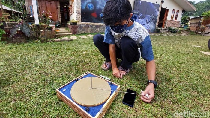 Menengok Proses Penentuan Arah Kiblat di Lembang Matahari akan kembali melintas tepat di atas Ka'bah pada Rabu (14/7) hingga Jumat (16/7). Momen itu jadi saat yang tepat menentukan arah kiblat yang benar.