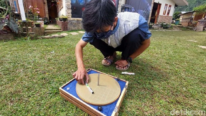Menengok Proses Penentuan Arah Kiblat di Lembang Matahari akan kembali melintas tepat di atas Ka'bah pada Rabu (14/7) hingga Jumat (16/7). Momen itu jadi saat yang tepat menentukan arah kiblat yang benar.