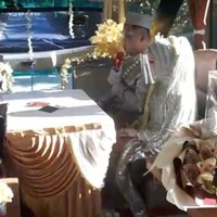 Inilah pengantin yang viral menikah di dalam bus yang berjalan saat PPKM darurat. Mereka mengungkapkan alasan akad nikah di bus. “Sebenarnya nikah kita konsepnya normal, sudah mendapat izin, mau resepsi. Tapi ada PPKM (darurat), terus dibatalkan. Terus kami putar pikiran untuk nikah di rumah, cuma ijab saja, tidak ada resepsi untuk meminimalisir kerumunan. Tapi kalau di desa itu kan meskipun tidak ada acara, ijab saja pasti banyak yang datang,” kata Angga saat dikonfirmasi Wolipop melalui telepon selulernya, Rabu (14/7/2021). Foto: Dok. Pribadi Titin Rachmatul Ummah dan Angga Hayu Joko Siswoyo
