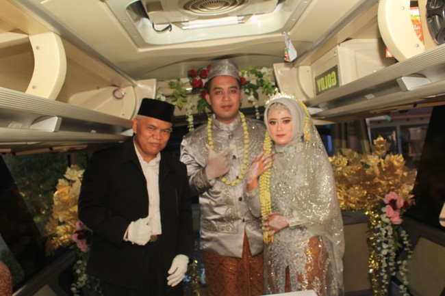 Ijab kabul Angga dan Titin di dalam bus berlangsung pada hari Minggu (11/7/2021). Momen tersebut terrjadi saat bus berjalan dari KUA Sambi sampai kawasan Simo, Boyolali. Menurut Angga, tidak banyak yang ikut dalam bus saat prosesi ijab kabul. Hanya sekitar 12 orang dari keluarga inti kedua mempelai saja. Foto: Dok. Pribadi Titin Rachmatul Ummah dan Angga Hayu Joko Siswoyo