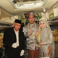 Ijab kabul Angga dan Titin di dalam bus berlangsung pada hari Minggu (11/7/2021). Momen tersebut terrjadi saat bus berjalan dari KUA Sambi sampai kawasan Simo, Boyolali. Menurut Angga, tidak banyak yang ikut dalam bus saat prosesi ijab kabul. Hanya sekitar 12 orang dari keluarga inti kedua mempelai saja. Foto: Dok. Pribadi Titin Rachmatul Ummah dan Angga Hayu Joko Siswoyo