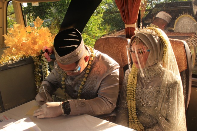 “Kebetulan saya juga bagian dari ABSN tour and travel. Saya bagian dari manajemen. Kami punya produk wedding on the bus. Cuma kami mau promosi, belum punya foto dan video untuk berjualan,” terang dia. Foto: Dok. Pribadi Titin Rachmatul Ummah dan Angga Hayu Joko Siswoyo