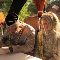 “Kebetulan saya juga bagian dari ABSN tour and travel. Saya bagian dari manajemen. Kami punya produk wedding on the bus. Cuma kami mau promosi, belum punya foto dan video untuk berjualan,” terang dia. Foto: Dok. Pribadi Titin Rachmatul Ummah dan Angga Hayu Joko Siswoyo