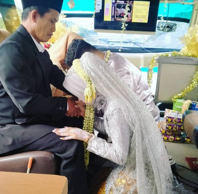 Selain akad nikah di dalam bus yang berjalan, pengantin juga melakukan sungkeman. Ada juga momen santap hidangan di dalam bus. Foto: Dok. Pribadi Titin Rachmatul Ummah dan Angga Hayu Joko Siswoyo