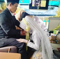 Selain akad nikah di dalam bus yang berjalan, pengantin juga melakukan sungkeman. Ada juga momen santap hidangan di dalam bus. Foto: Dok. Pribadi Titin Rachmatul Ummah dan Angga Hayu Joko Siswoyo