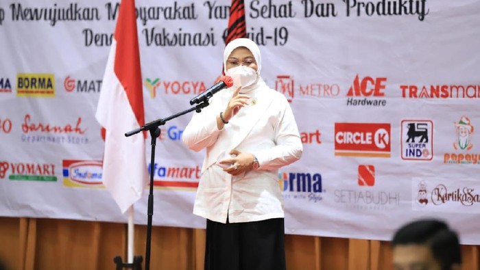 Menteri Ketenagakerjaan, Ida Fauziyah meninjau pelaksanaan vaksinasi COVID-19 tahap kedua bagi 2.000 pekerja ritel di Kota Bandung.