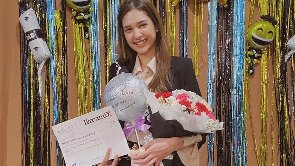 Senyum Manis Mikha Tambayong Dapat Gelar S2 dari Harvard