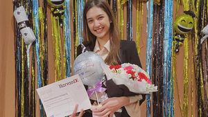 Senyum Manis Mikha Tambayong Dapat Gelar S2 dari Harvard