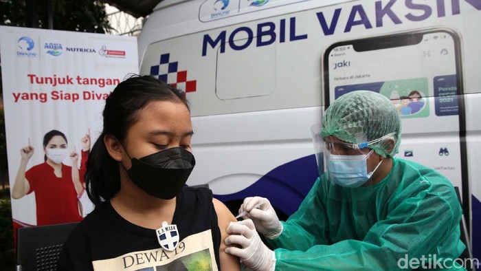 Mobil vaksin keliling dikerahkan untuk memudahkan warga Jakarta yang ingin divaksin. Mobil ini menargetkan 1.000 warga.