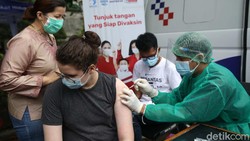 Mobil vaksin keliling dikerahkan untuk memudahkan warga Jakarta yang ingin disuntik vaksin COVID-19. Mobil ini menargetkan 1.000 warga.