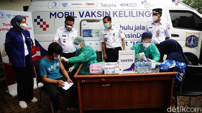 Mobil Vaksin Keliling Sasar 1.000 Warga DKI Mobil vaksin keliling dikerahkan untuk memudahkan warga Jakarta yang ingin divaksin. Mobil ini menargetkan 1.000 warga.