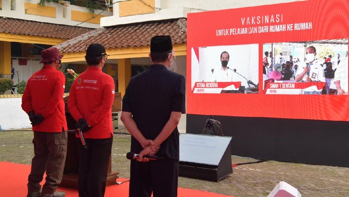 Badan Intelijen Negara (BIN) menggelar vaksinasi untuk pelajar SMP-SMA dan door to door ke rumah warga. Vaksinasi ini ditinjau langsung oleh Presiden Jokowi.