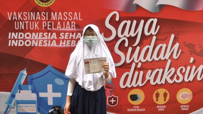 Badan Intelijen Negara (BIN) menggelar vaksinasi untuk pelajar SMP-SMA dan door to door ke rumah warga. Vaksinasi ini ditinjau langsung oleh Presiden Jokowi.