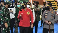 Selain Panglima TNI dan Kapolri, Menteri Kesehatan Budi Gunadi Sadikin juga tampak hadir meninjau pelaksanaan vaksinasi COVID-19  massal tersebut.