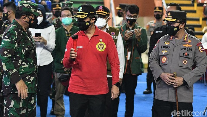 Momen Panglima TNI-Kapolri Tinjau Vaksinasi Mahasiswa Panglima TNI dan Kapolri meninjau pelaksanaan vaksinasi COVID-19 untuk mahasiwa di Jakarta. Diketahui ada ribuan mahasiswa yang mengikuti vaksinasi tersebut.