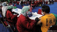 Vaksinasi COVID-19 massal yang diikuti oleh mahasiswa dari kawasan Jabodetabek itu digelar di Gelanggang Olahraga Remaja Bulungan, Jakarta Selatan.