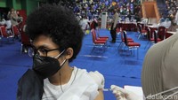 Seorang mahasiswa tengah menjalani vaksinasi COVID-19 di Gelanggang Olahraga Remaja Bulungan, Jakarta Selatan.