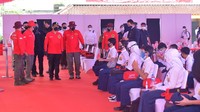 Sementara itu, Deputi I BIN Mayjen TNI Agus Yusni melaporkan langsung kegiatan vaksinasi di Cijantung. Dia menjelaskan, vaksinasi door to door ini untuk memberikan kesempatan kepada masyarakat yang ingin vaksinasi tapi terhambat jarak.