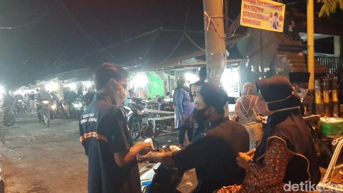 Wali Kota Pasuruan Saifullah Yusuf (Gus Ipul) membebaskan retribusi bagi seluruh pedagang pasar tradisional untuk sementara. Keputusan diambil untuk membantu pedagang menghadapi PPKM Darurat.