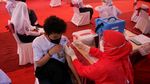 Pelajar di Berbagai Daerah Jalani Vaksinasi COVID-19 Massal