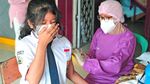 Pelajar di Berbagai Daerah Jalani Vaksinasi COVID-19 Massal