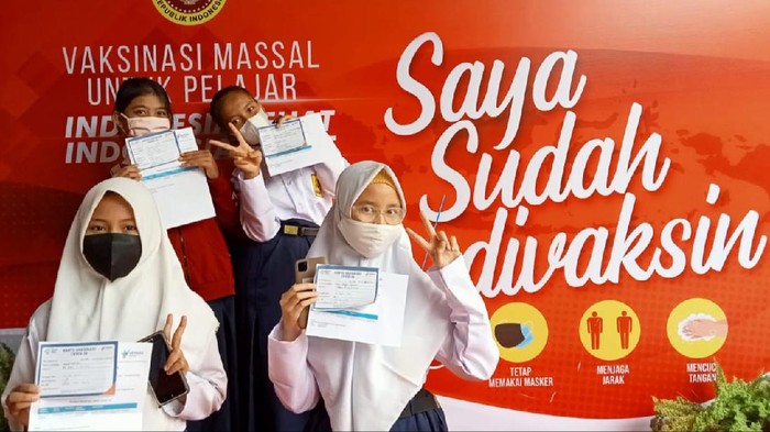 Pelaksanaan vaksinasi Corona massal untuk pelajar di Pekanbaru (Raja Adil-detikcom)