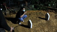Kerabat berdoa di samping pusara almarhumah Agista Aryani di TPU Punggolaka, Kendari, Sulawesi Tenggara, Selasa (13/7/2021). 